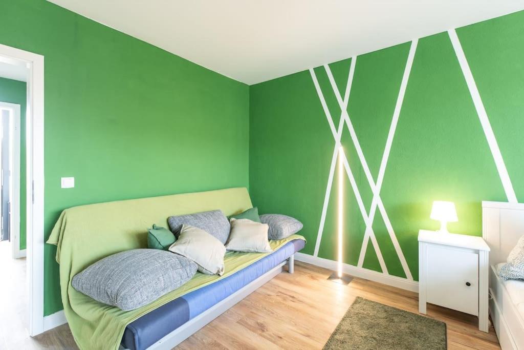 Nature Inspiration Apartment With Balcony & Grill Bbq In Duisburg Mitte Central Station 10 Mins & Big Tv With Photo Lights Exterior foto
